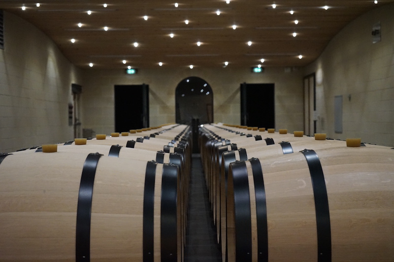 Almacén de vino Château Balestard La Tonnelle con barrica